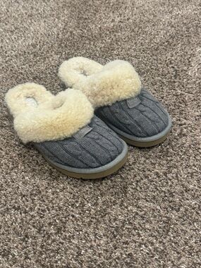 AUTHENTIC UGG SHEARLING FUR KOZY KNIT SLIPPERS IN GREY
SIZE 8